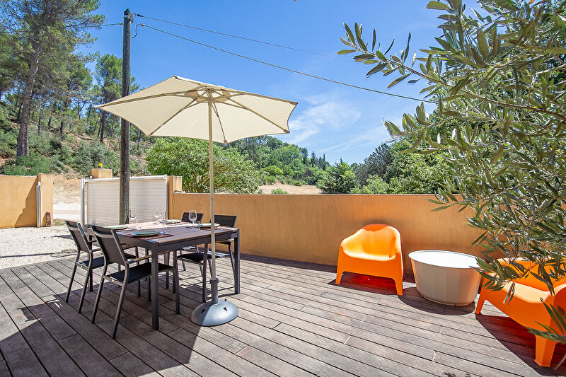 Aix-en-Provence - T3 meubl\u00e9 en rez-de-jardin proche centre ville