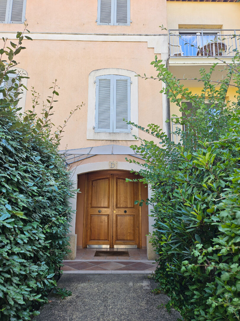 T2 DANS RESIDENCE AVEC ASCENSEUR ET PISCINE